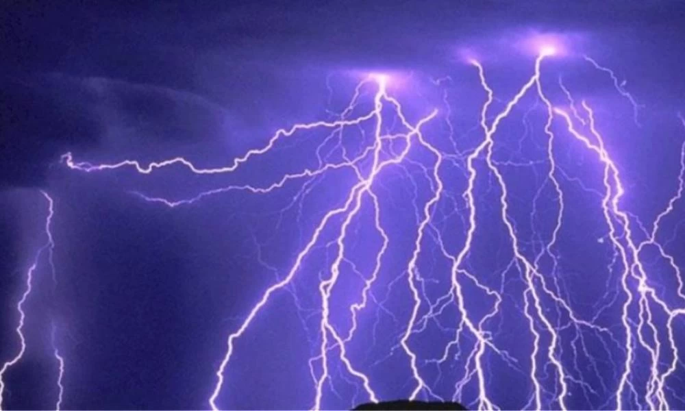 Τρελάθηκε ο Αύγουστος! Πλημμύρες στη Θάσο με διάσωση 4 ανθρώπων – Δασική πυρκαγιά στο Γαλαξίδι